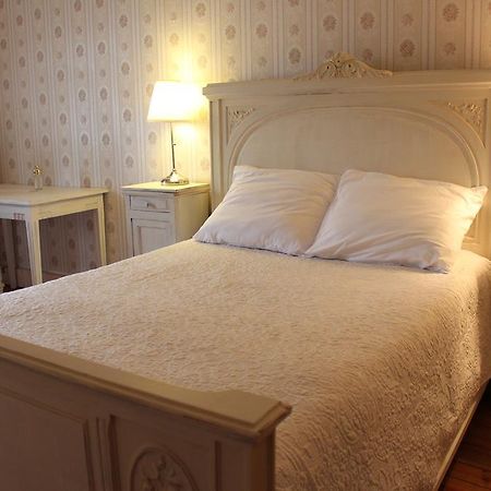 Hotel De La Providence Egliseneuve-d'Entraigues Экстерьер фото