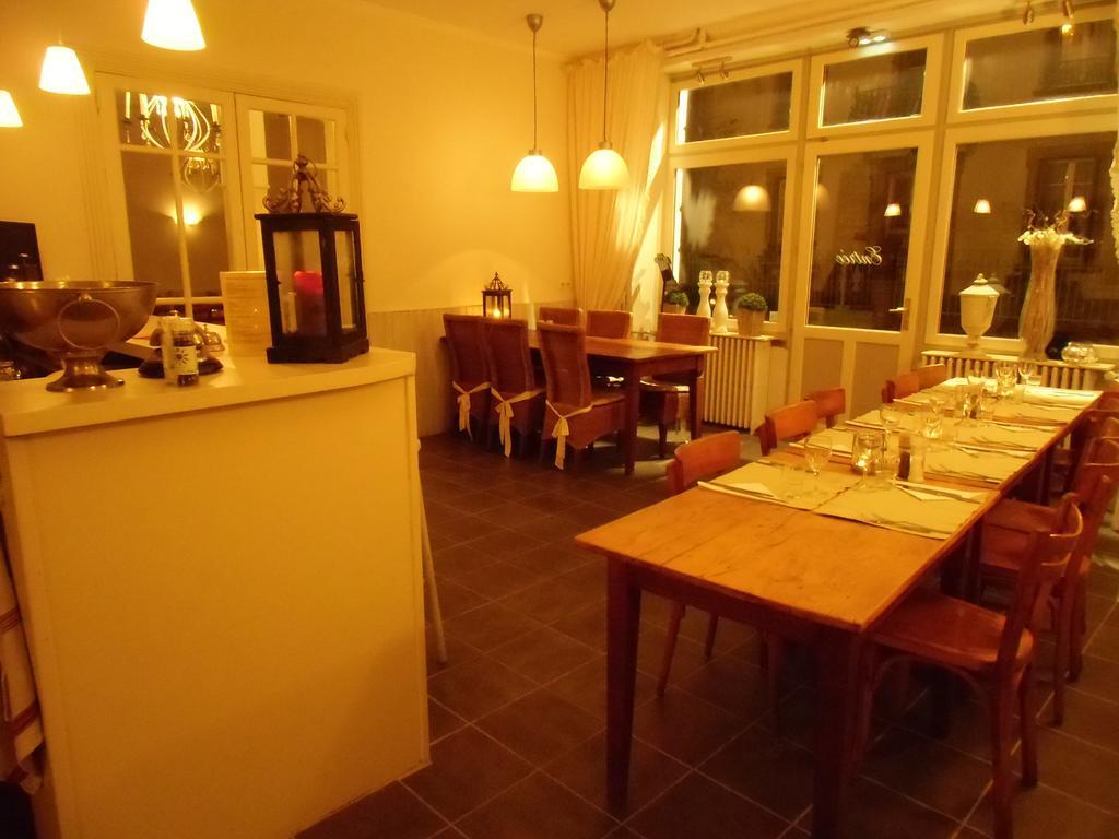 Hotel De La Providence Egliseneuve-d'Entraigues Экстерьер фото