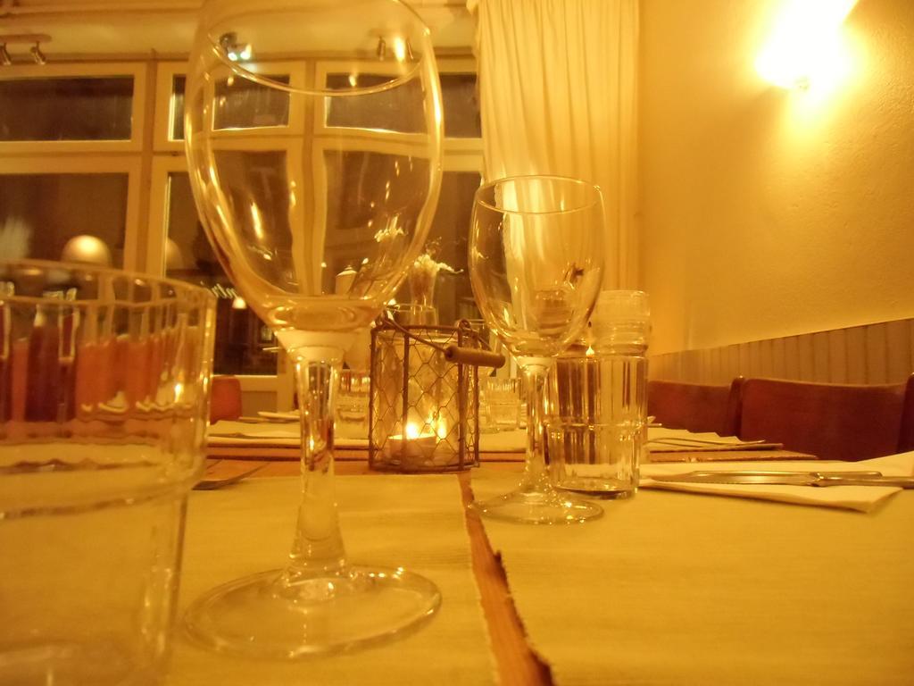 Hotel De La Providence Egliseneuve-d'Entraigues Экстерьер фото