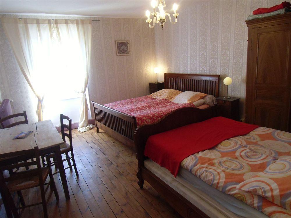 Hotel De La Providence Egliseneuve-d'Entraigues Экстерьер фото