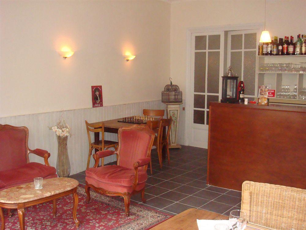 Hotel De La Providence Egliseneuve-d'Entraigues Экстерьер фото