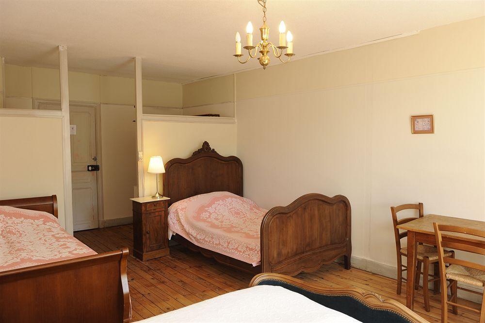 Hotel De La Providence Egliseneuve-d'Entraigues Экстерьер фото