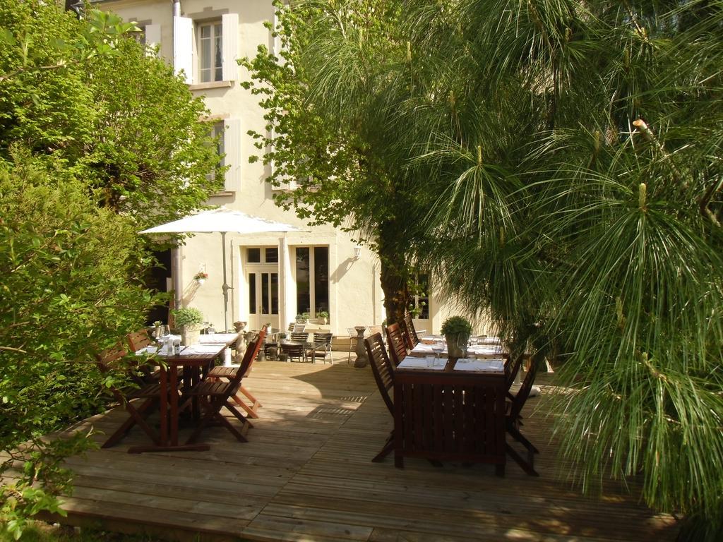 Hotel De La Providence Egliseneuve-d'Entraigues Экстерьер фото