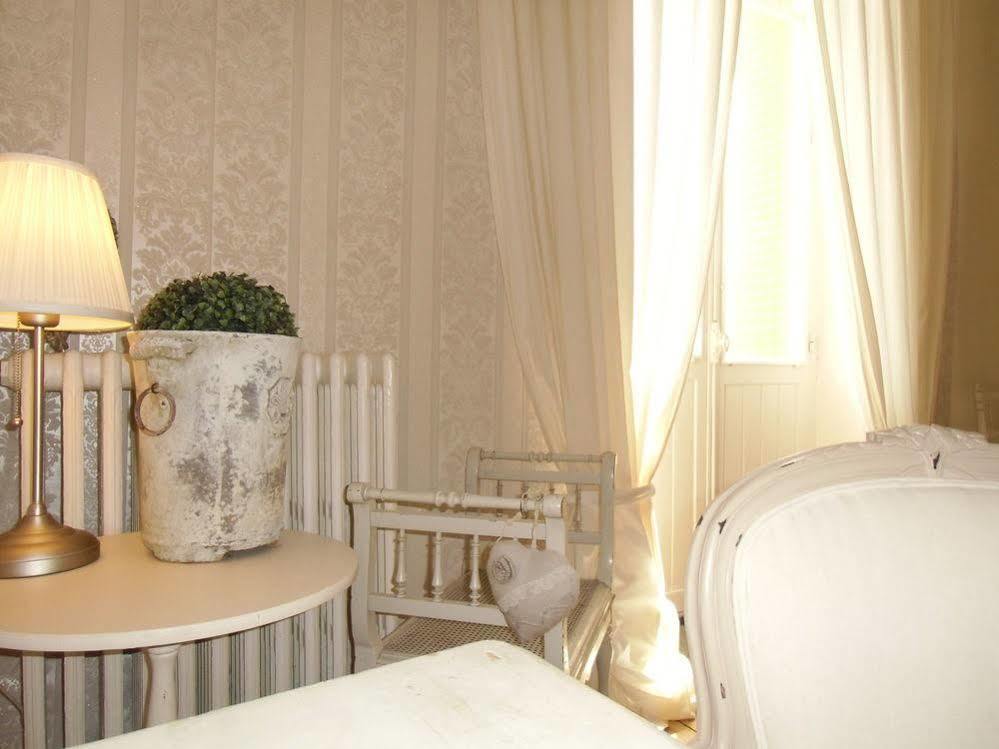 Hotel De La Providence Egliseneuve-d'Entraigues Экстерьер фото