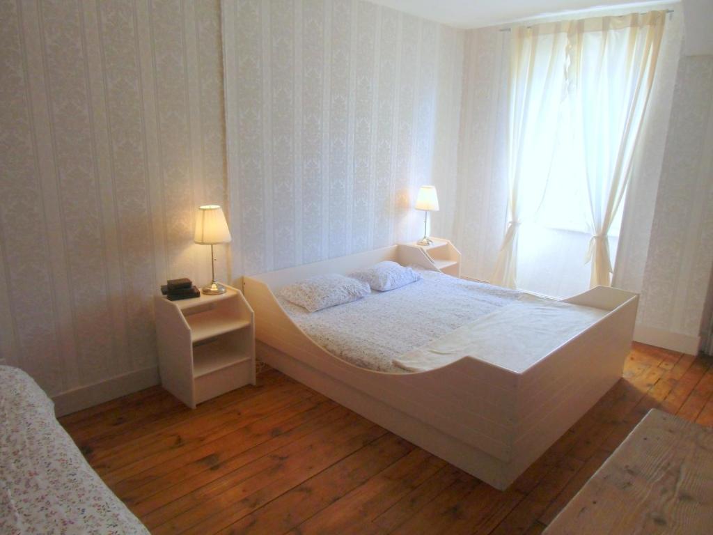 Hotel De La Providence Egliseneuve-d'Entraigues Номер фото
