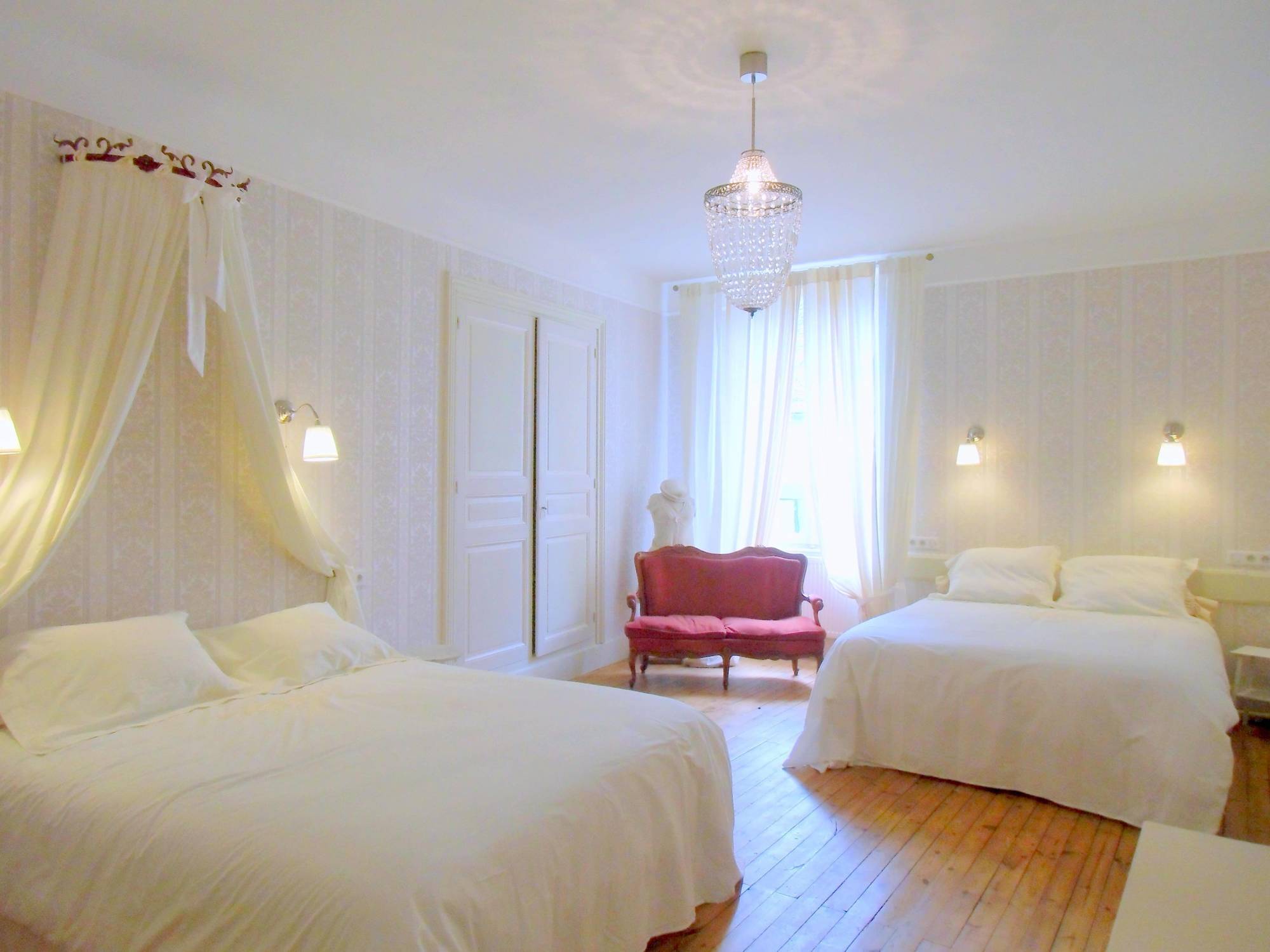 Hotel De La Providence Egliseneuve-d'Entraigues Экстерьер фото