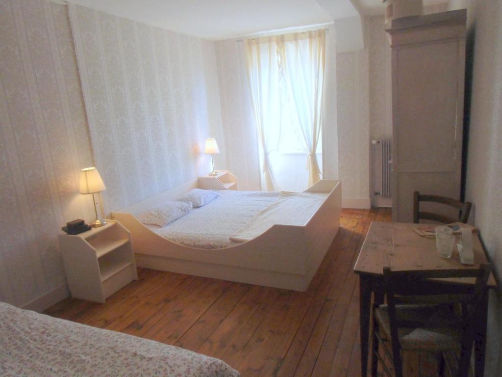 Hotel De La Providence Egliseneuve-d'Entraigues Экстерьер фото