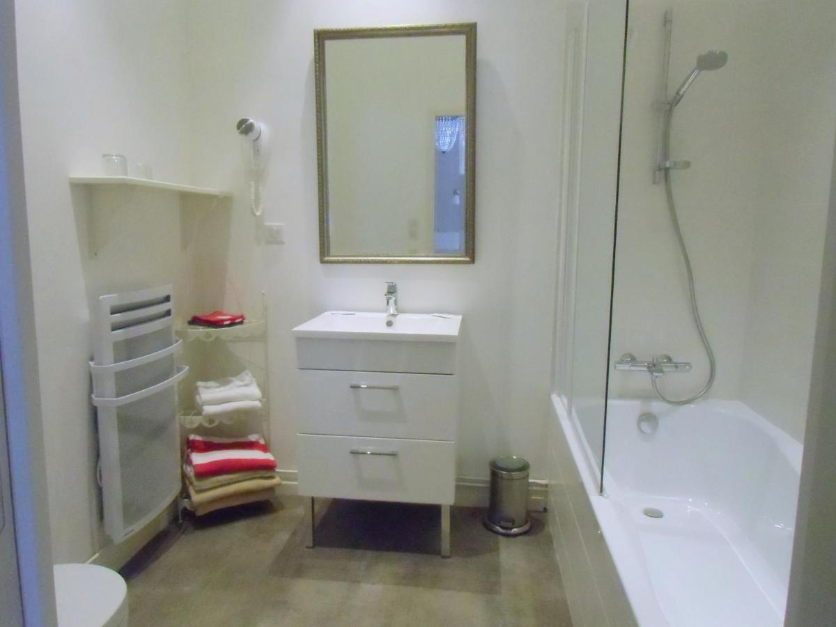 Hotel De La Providence Egliseneuve-d'Entraigues Номер фото